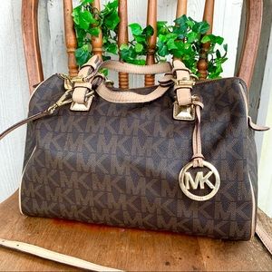 Authentic Michael Kors large Bag w shoulder strap